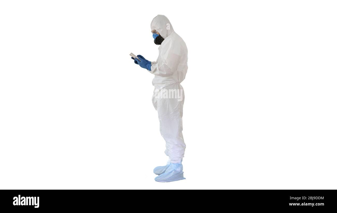 Médecin en costume de protection avec tablette numérique, concept Covid-19 sur fond blanc. Banque D'Images