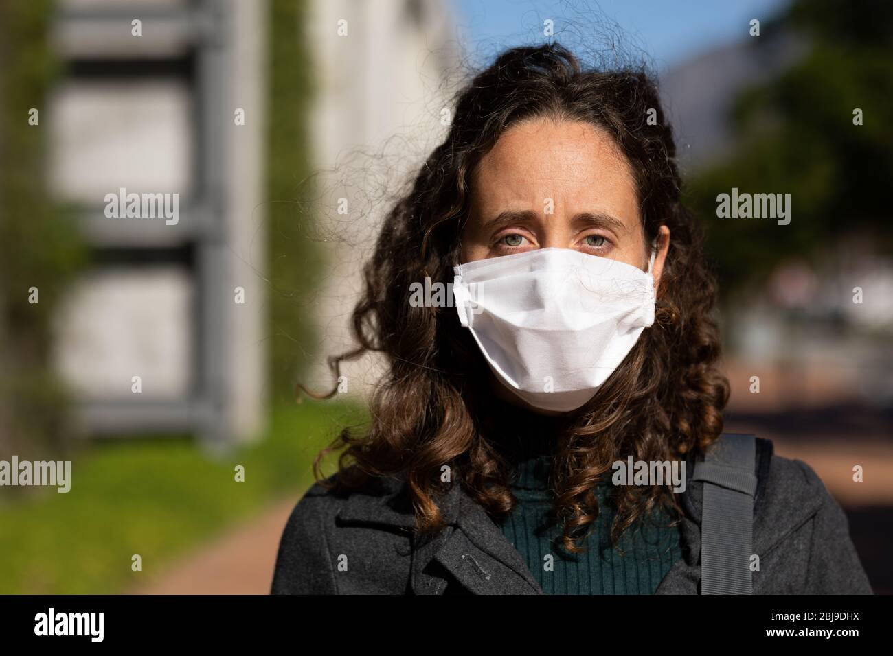 Femme caucasienne portant un masque de protection contre le coronavirus Banque D'Images