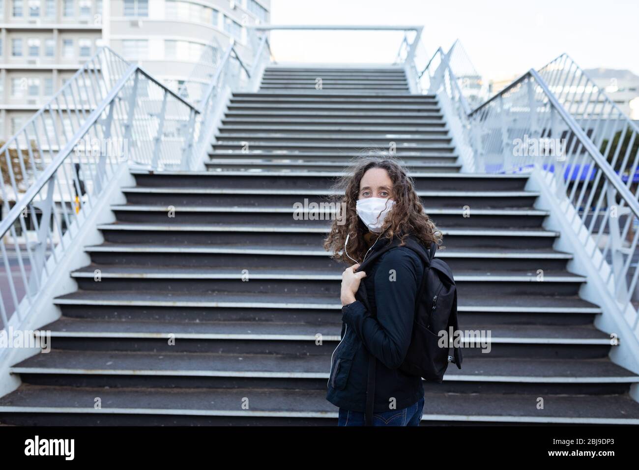 Femme caucasienne portant un masque de protection et regardant la caméra Banque D'Images