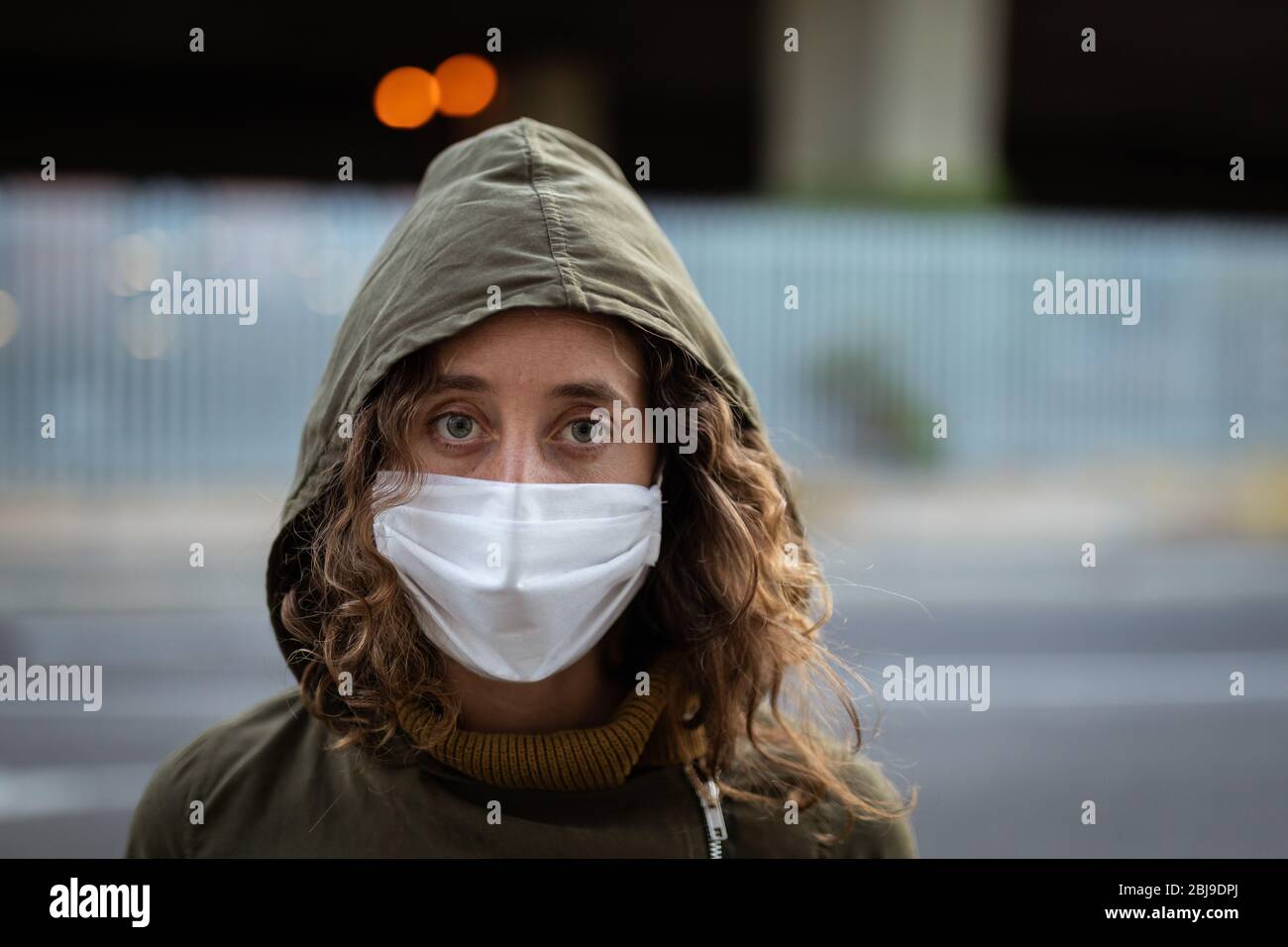 Femme caucasienne portant un masque de protection et regardant la caméra Banque D'Images