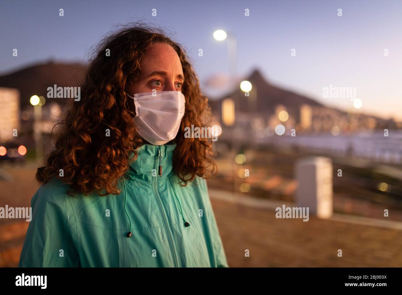Femme caucasienne portant un masque de protection contre le coronavirus Banque D'Images