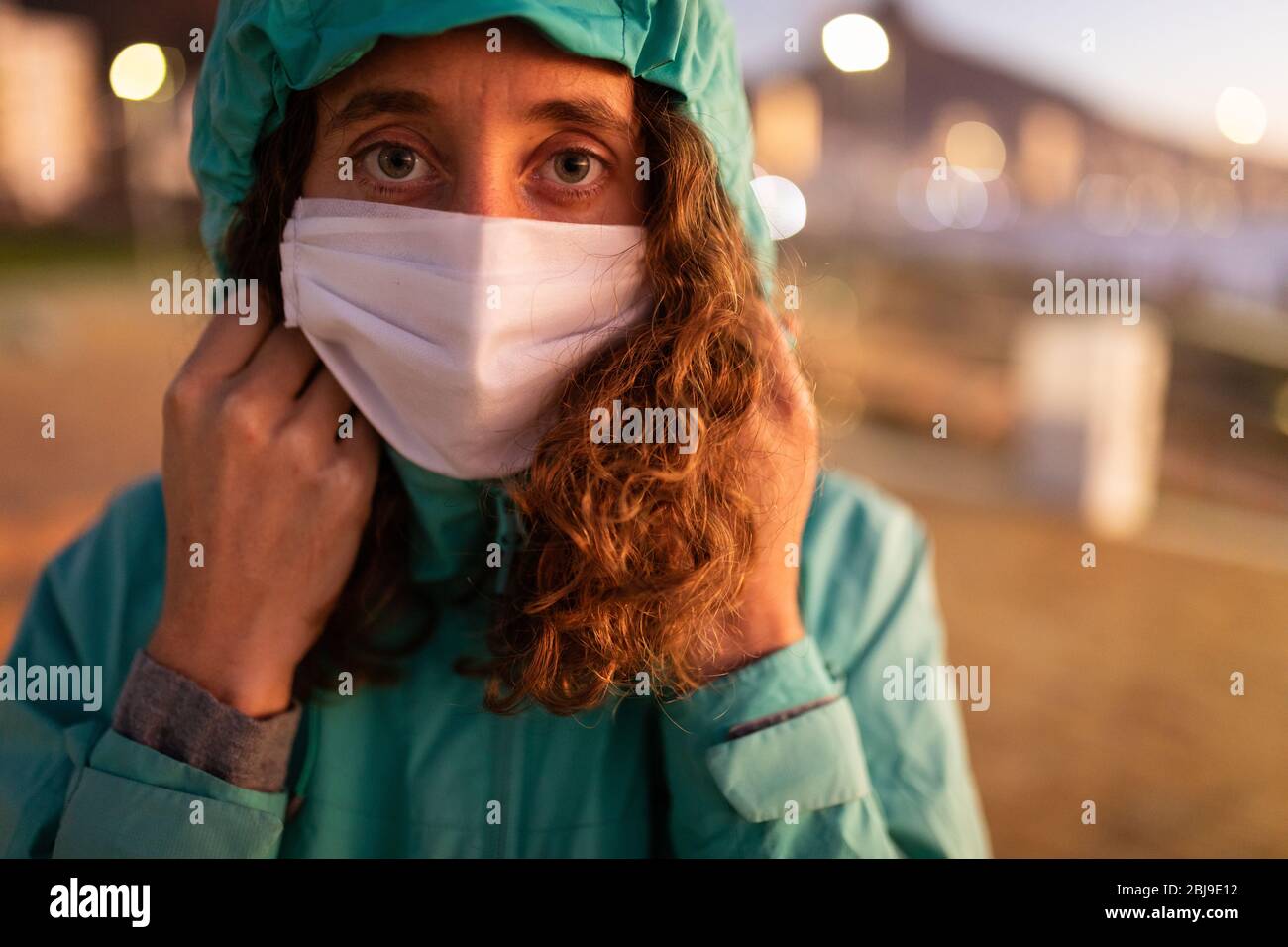 Femme caucasienne portant un masque de protection contre le coronavirus et regardant la caméra Banque D'Images