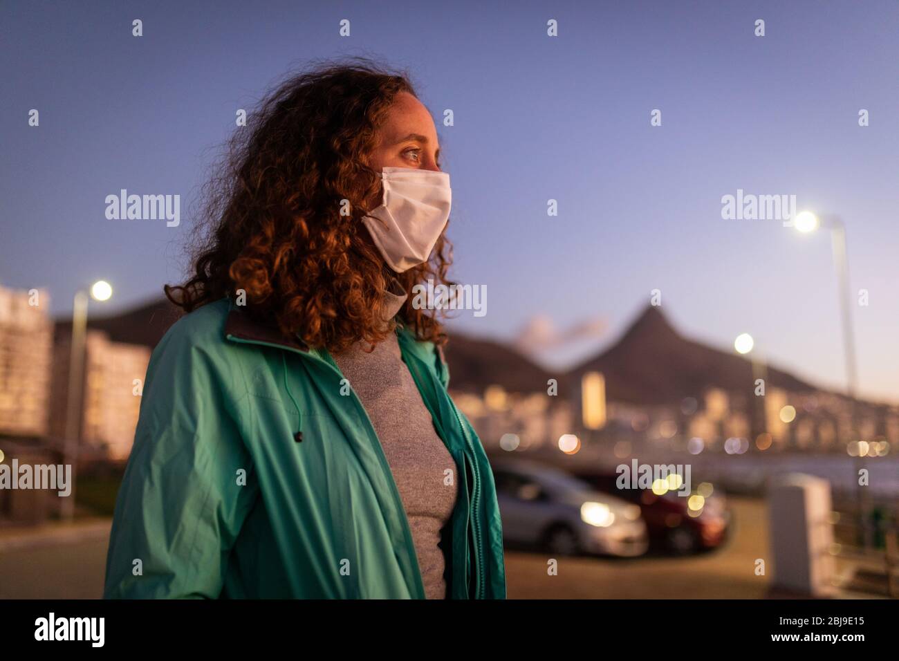 Femme caucasienne portant un masque de protection contre le coronavirus Banque D'Images