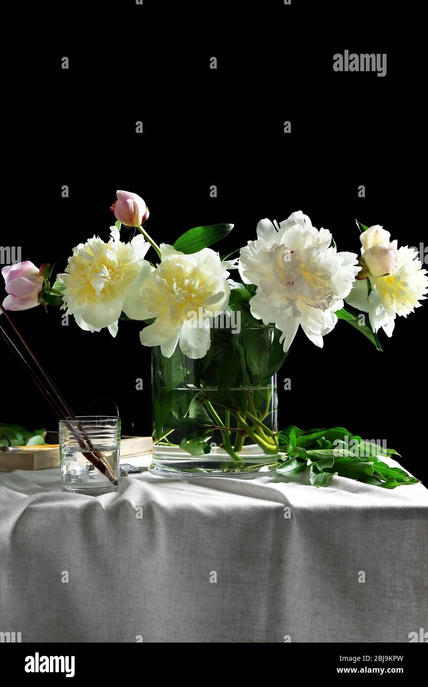 Composition avec de belles fleurs pivoines sur fond sombre Banque D'Images