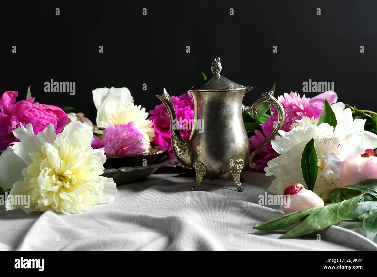 Composition avec fleurs pivoines fraîches sur la fermeture de tissu blanc Banque D'Images