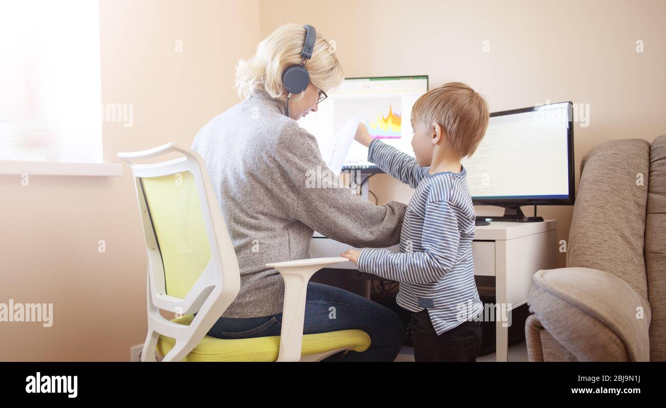 femme travaillant à la maison avec petit enfant. Banque D'Images