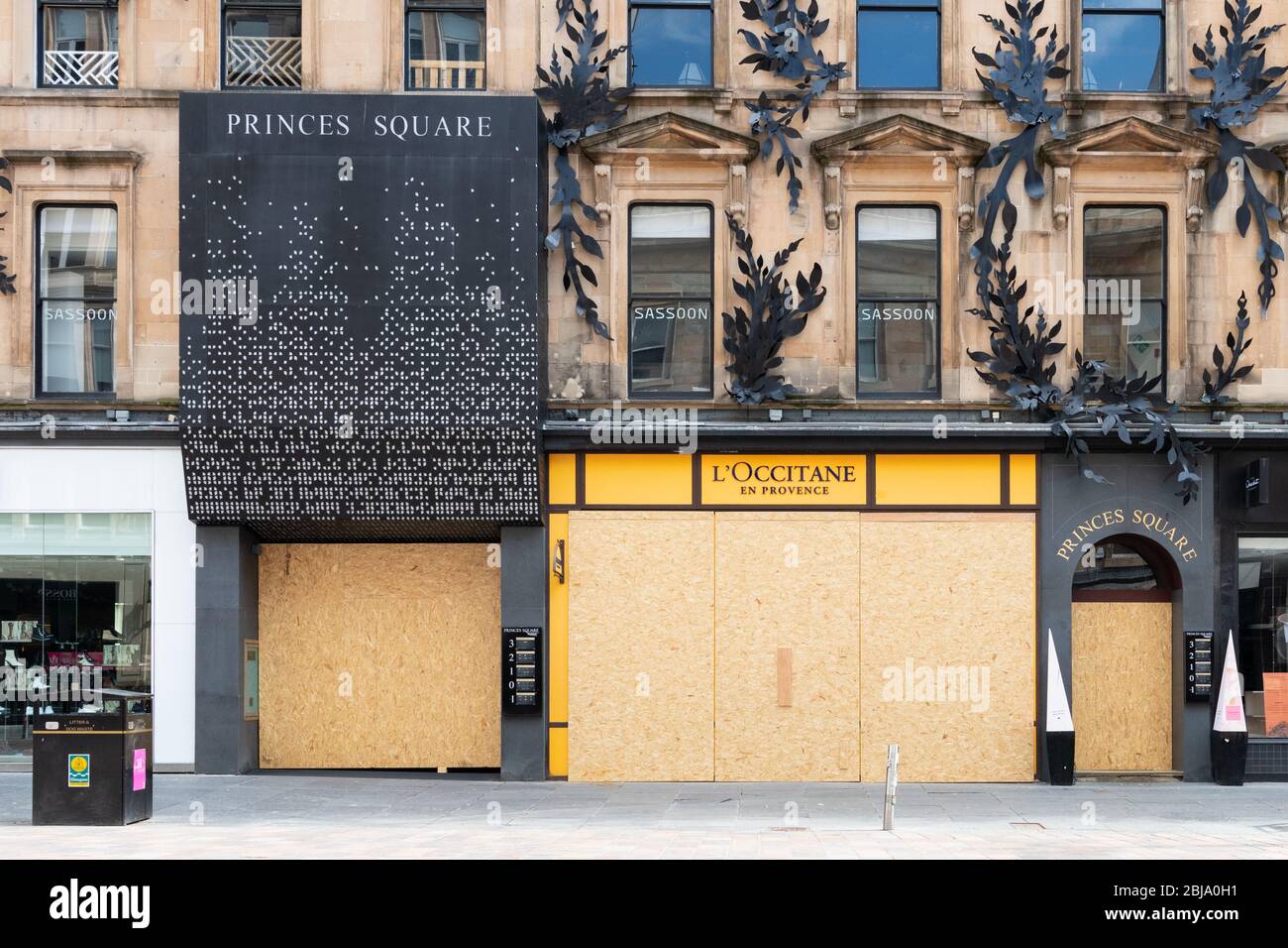Buchanan Street avec fermé et embarqué sur Princes Square et l'Occitane Shop, Glasgow, Ecosse, Royaume-Uni Banque D'Images