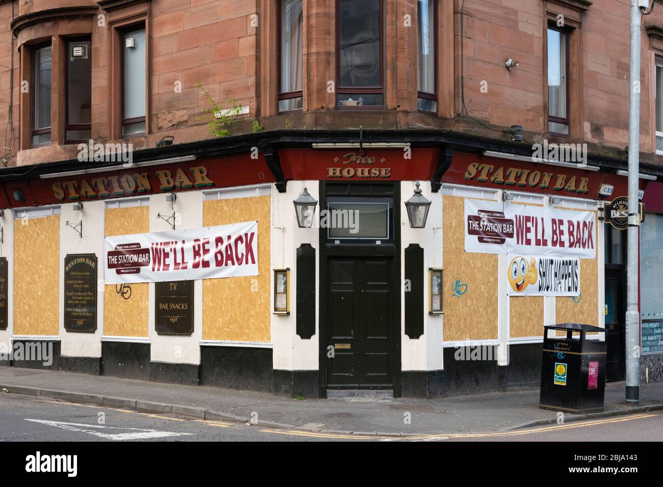 Pub fermé panneau - humoristique - Glasgow pendant le confinement du coronavirus, Écosse, Royaume-Uni Banque D'Images