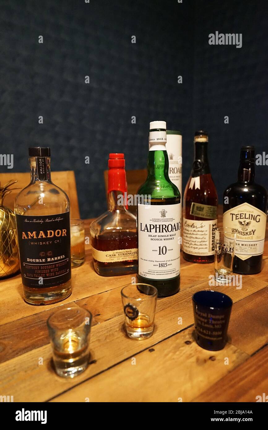 Bouteilles de whisky célèbres disposées sur une table en bois Photo Stock -  Alamy