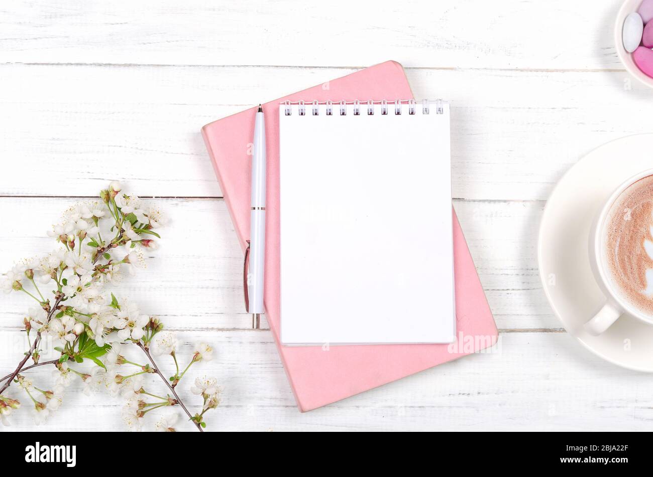 Agencement créatif et plat du bureau, bloc-notes pour les objets de la liste et du style de vie sur fond en bois Banque D'Images