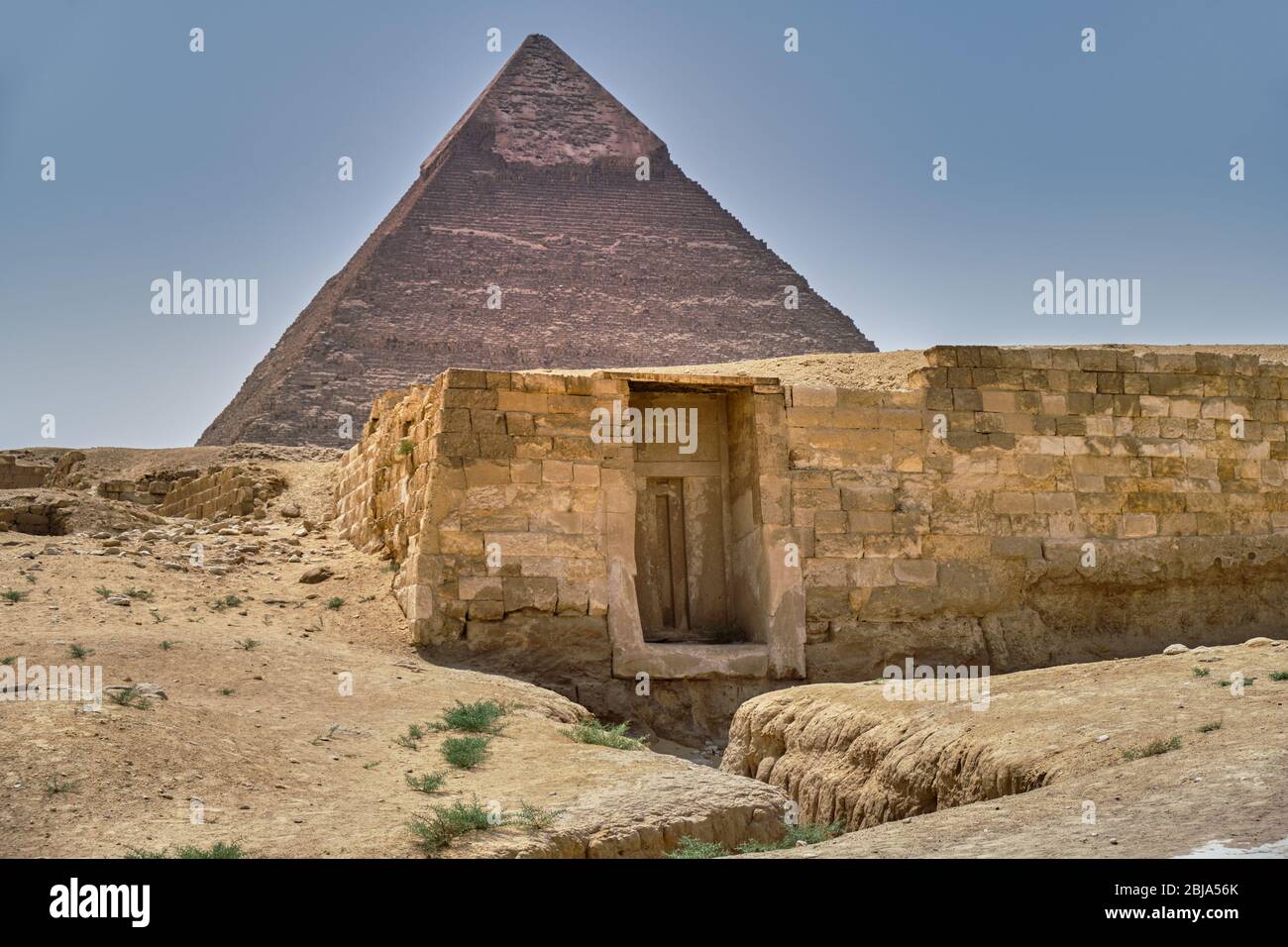 Ancien tombeau et Pyramide de Khafre (Pyramide Chephren), le deuxième plus haut des pyramides égyptiennes anciennes de Giza, plateau de Gizeh au Caire, Egyp Banque D'Images