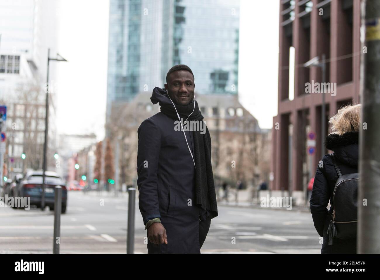 Jeune homme noir avec corps tourné vers appareil photo Banque D'Images