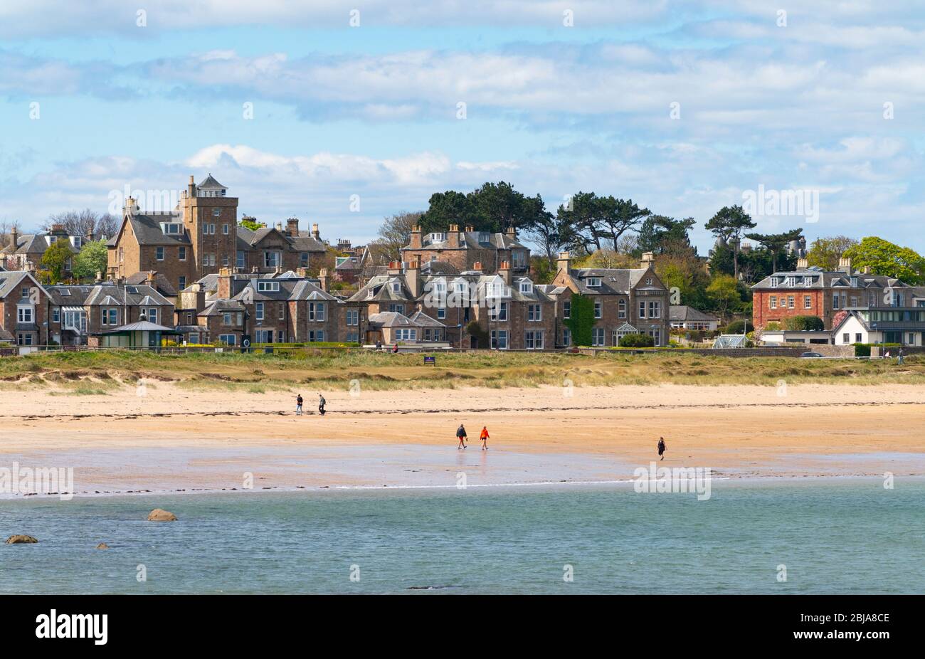 Vue sur la plage et les maisons de West Bay dans North Berwick, East Lothian, Scotland, Royaume-Uni Banque D'Images