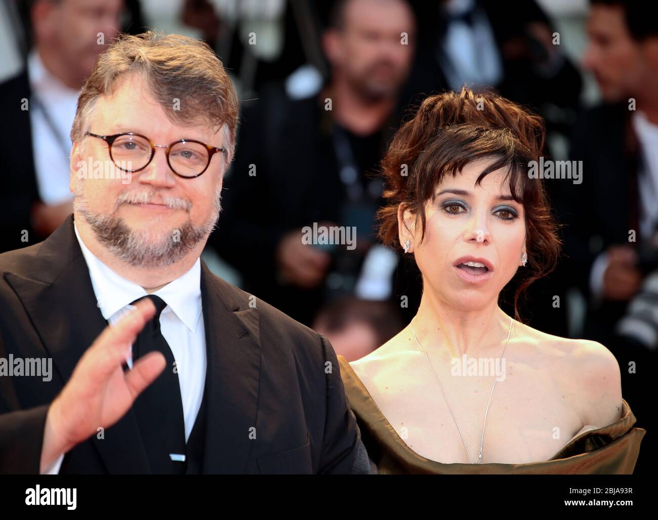 VENISE, ITALIE - 31 AOÛT : Sally Hawkins et Guillermo Del Toro promène le tapis rouge de la "forme de l'eau" Banque D'Images
