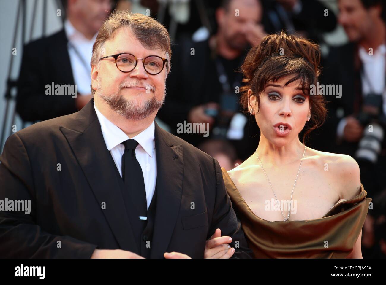 VENISE, ITALIE - 31 AOÛT : Sally Hawkins et Guillermo Del Toro promène le tapis rouge de la "forme de l'eau" Banque D'Images