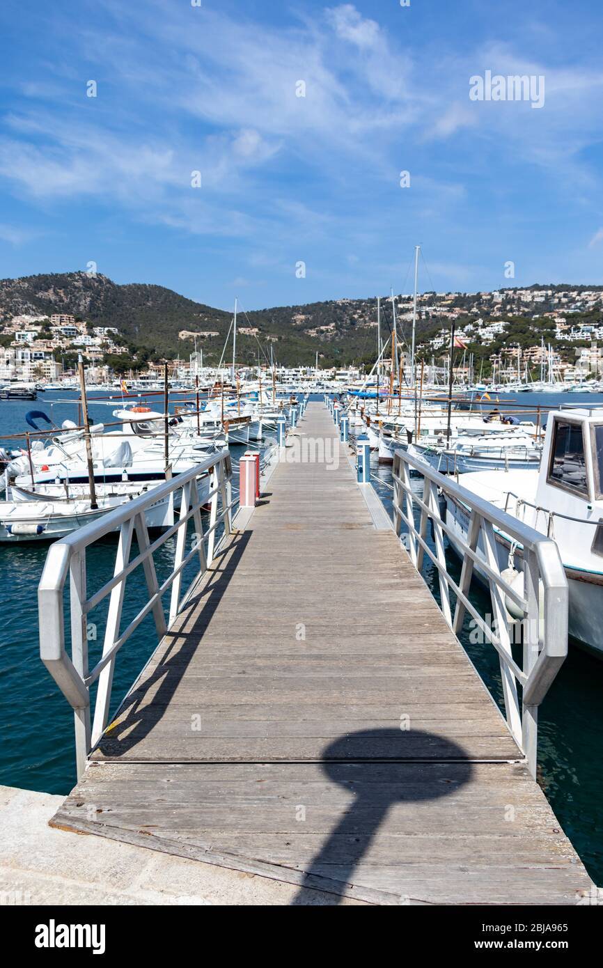 Yetty à Port d'Andratx, une journée ensoleillée avec des nuages dans la baie à Port d'Andratx, Majorque, Espagne Banque D'Images