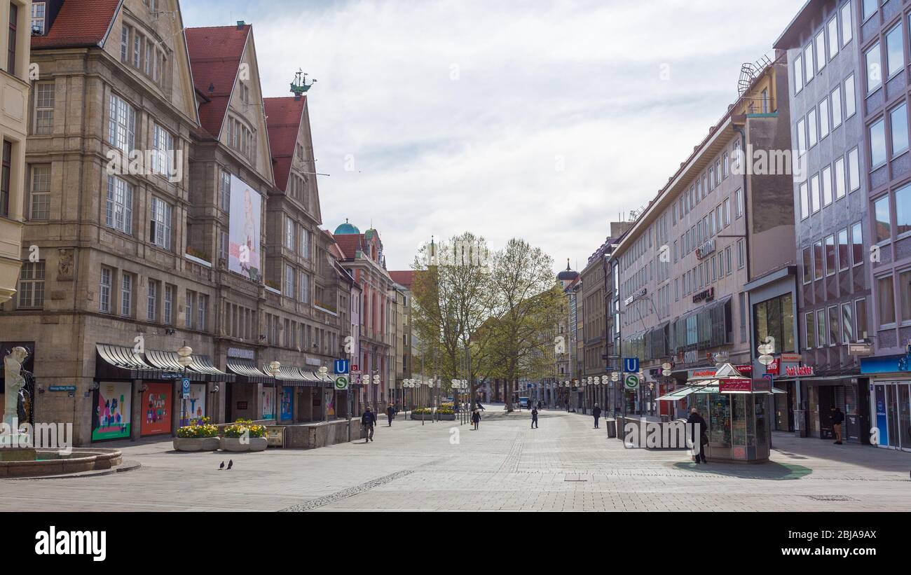 Vue panoramique sur la zone piétonne vide (Neuhauser Straße) vers 10:00. La plupart des magasins sont fermés en raison du verrouillage de Coronavirus (Covid-19). Banque D'Images