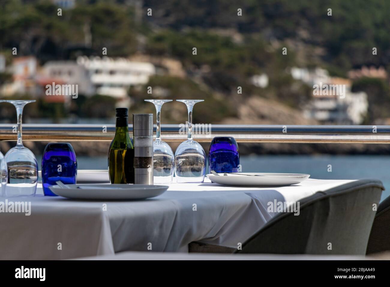 belle table dans un restaurant surplombant la mer méditerranée avec sant elm en arrière-plan Banque D'Images