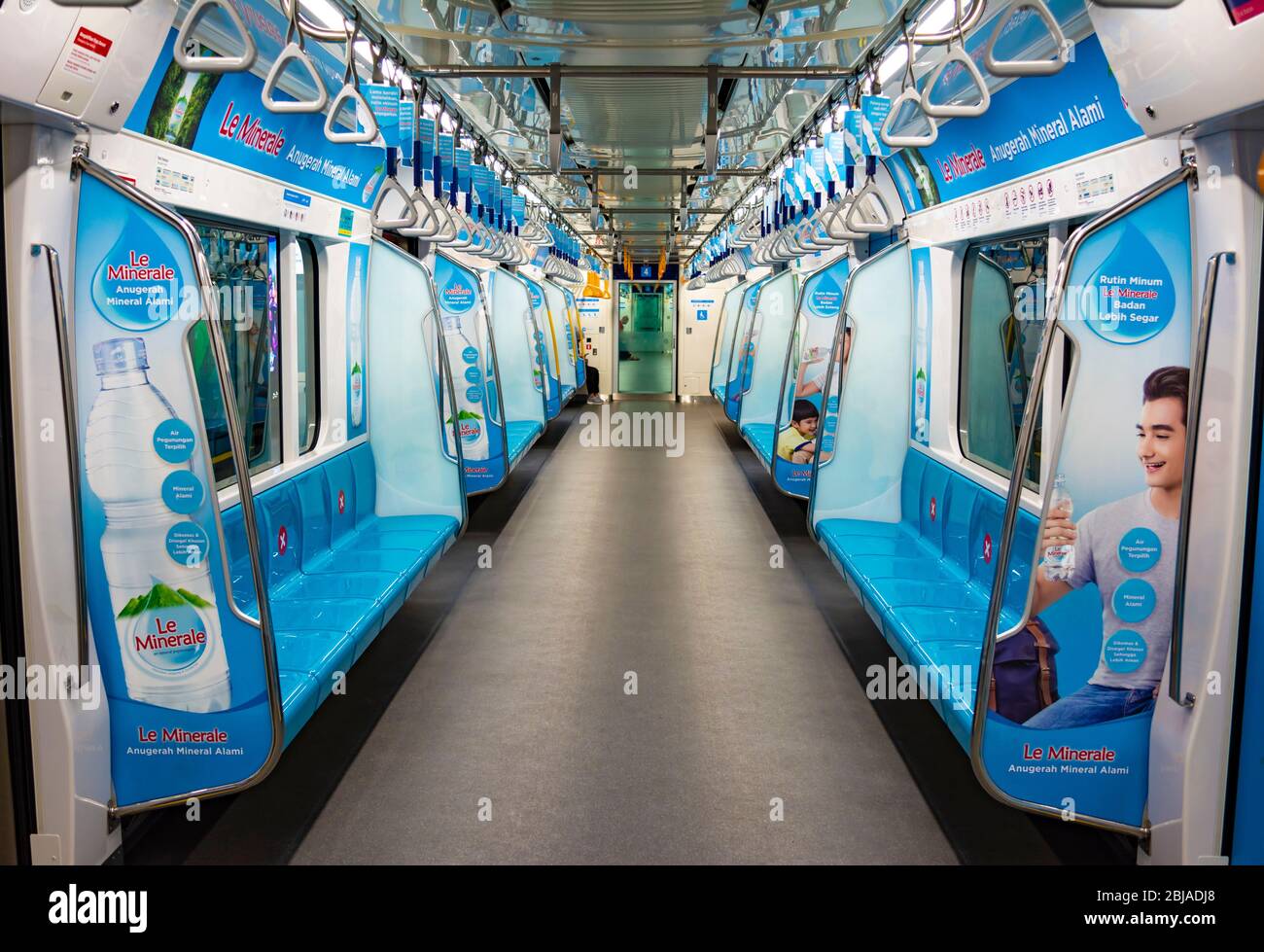 Jakarta, Indonésie - 3 avril 2020: Transport de MRT déserté/vide à Jakarta. Les gens travaillent à la maison ou restent à la maison en raison de la peur de la pandémie de la covid-19. Banque D'Images