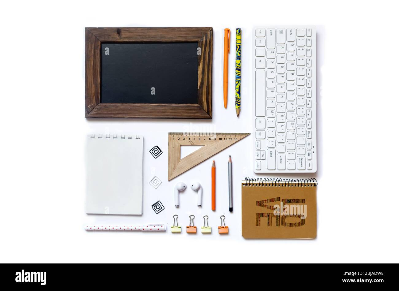 Lunettes, bloc-notes, clavier et souris, tablette, casque, ordinateur portable, fournitures scolaires sur fond blanc. Concept d'éducation en ligne. École de distance dans Banque D'Images