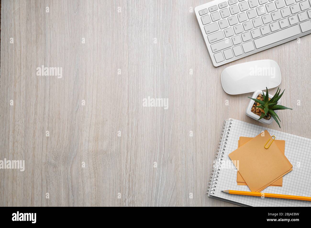 Outils de bureau sur fond en bois Banque D'Images