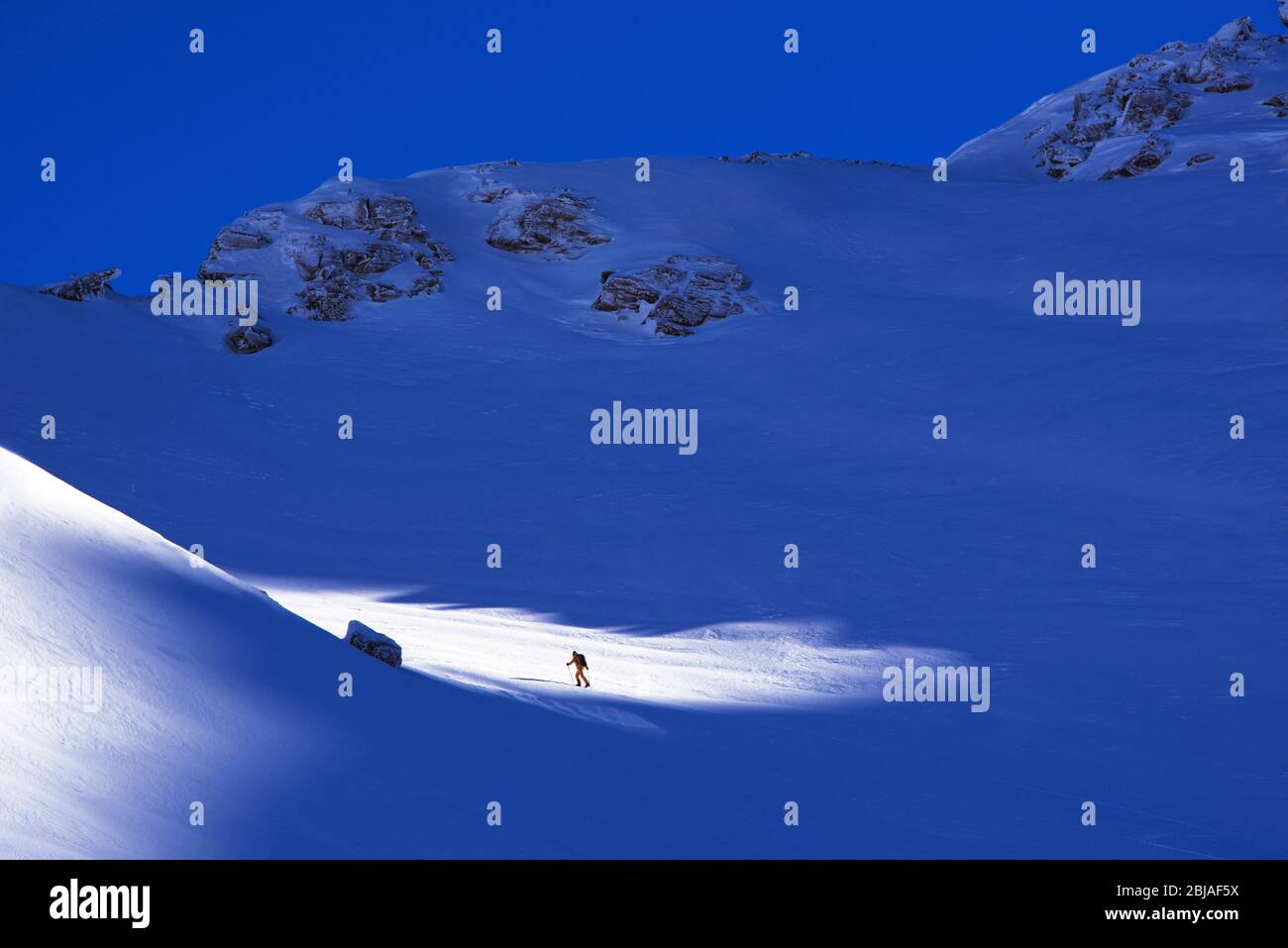 Randonnée à ski de fond en montagne enneigée, France, Savoie, Sainte Foy  Tarentaise Photo Stock - Alamy