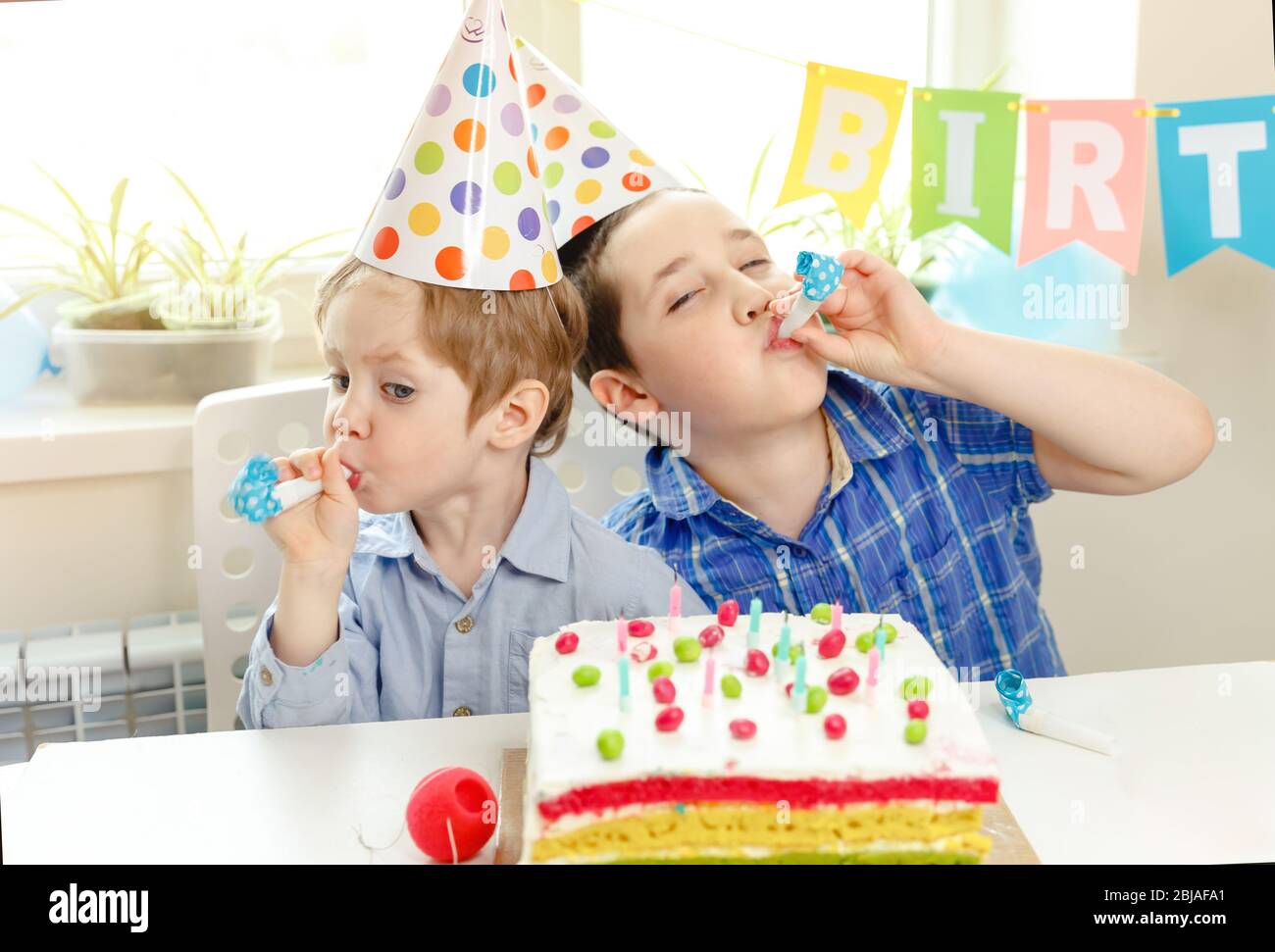 Joyeux Garcons Celebrant Un Anniversaire Ensemble A La Maison Fete D Anniversaire Photo Stock Alamy