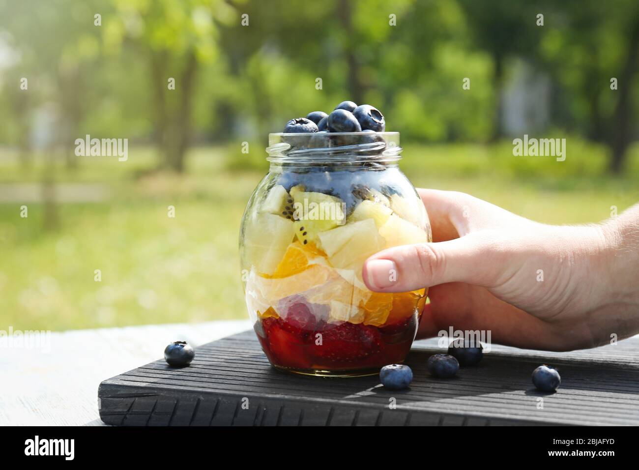 Bol de maintien de la main femelle avec fruits Banque D'Images