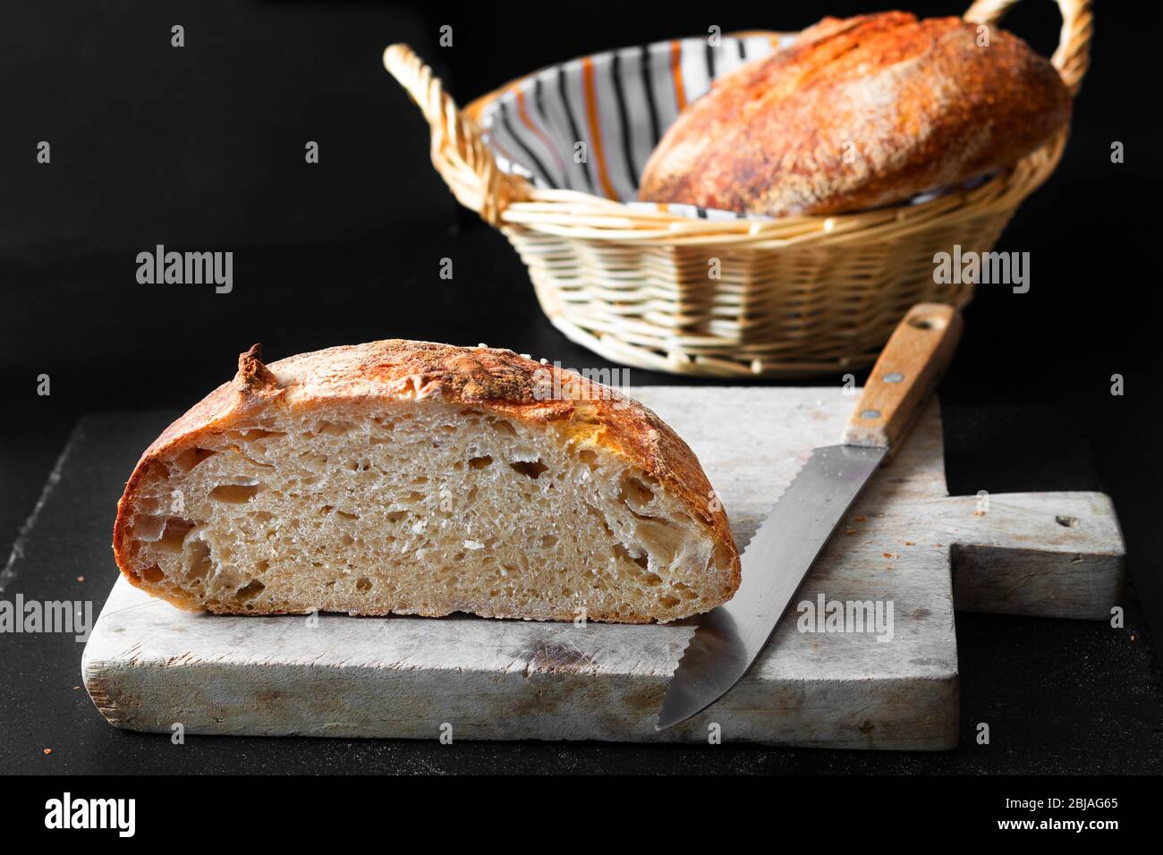 Maison cuisine pain biologique fait maison de pâte à pain sur fond noir avec espace de copie Banque D'Images