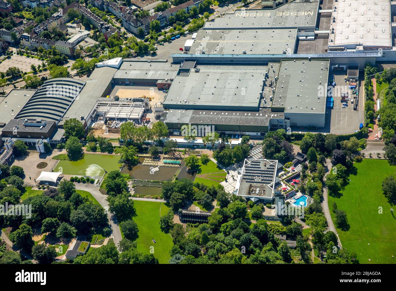 Les salles d'exposition de Messe Essen, en premier plan, se trouve le parc Gruga, Gruga thermae, 23.06.2016, vue aérienne, Allemagne, Rhénanie-du-Nord-Westphalie, région de la Ruhr, Essen Banque D'Images