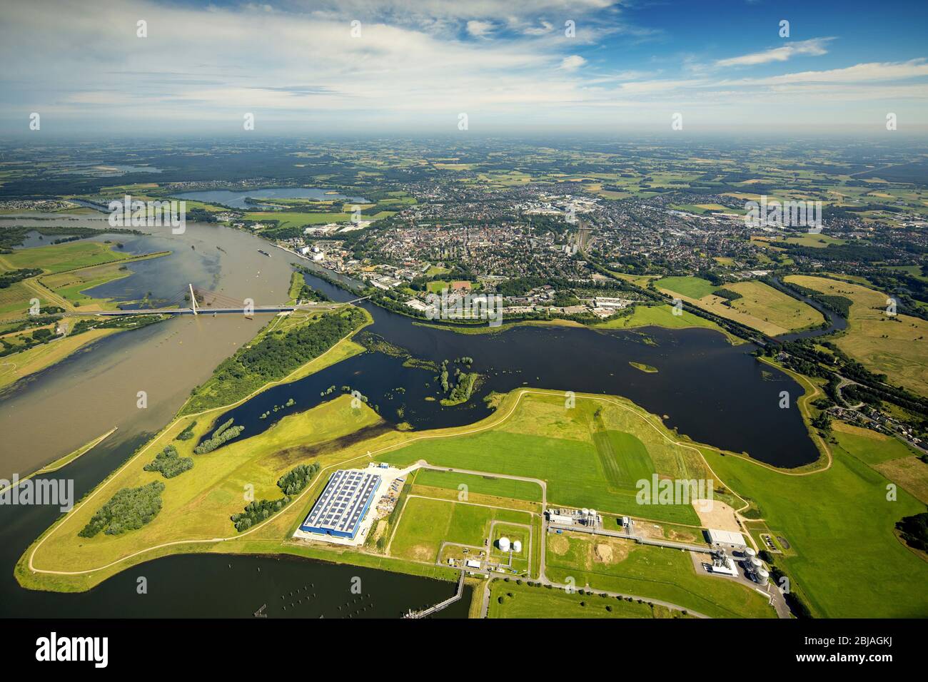 Paysages de l'espace d'ouverture à lèvre redessiné dans le flux de flux du Rhin avec le port de pétrole et les locaux de la logistique Schwerlast terminal Niederrhein GmbH à Wesel, 23.06.2016, vue aérienne, Allemagne, Rhénanie-du-Nord-Westphalie, région de la Ruhr, Wesel Banque D'Images