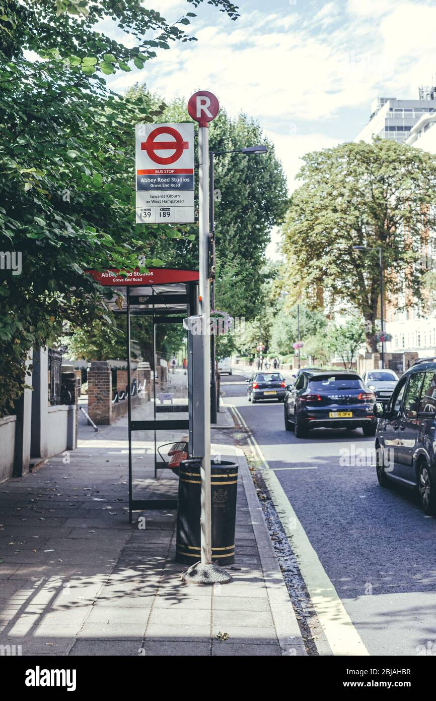 Londres/UK-30/7/18 : arrêt de bus Abbey Road Studios sur Grove End Road en direction de West Hampstead ou Kilburn. Un arrêt de bus est un endroit désigné où les bus s'arrêtent Banque D'Images