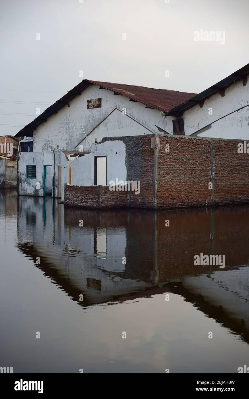 Entrepôts abandonnés en raison d'inondations côtières dans la zone portuaire de Tanjung EMAS, Semarang, Indonésie. Banque D'Images