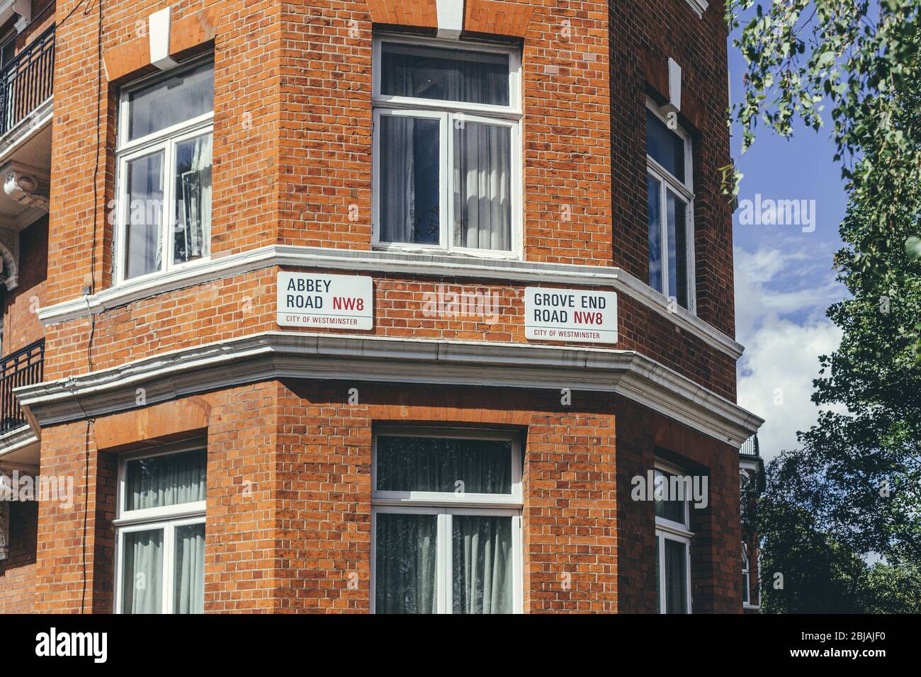 Londres/UK-30/7/18 : les panneaux de nom Abbey Road et Grove End Road sur le mur d'un bâtiment. Abbey Road est plus connu pour les studios Abbey Road et pour bei Banque D'Images