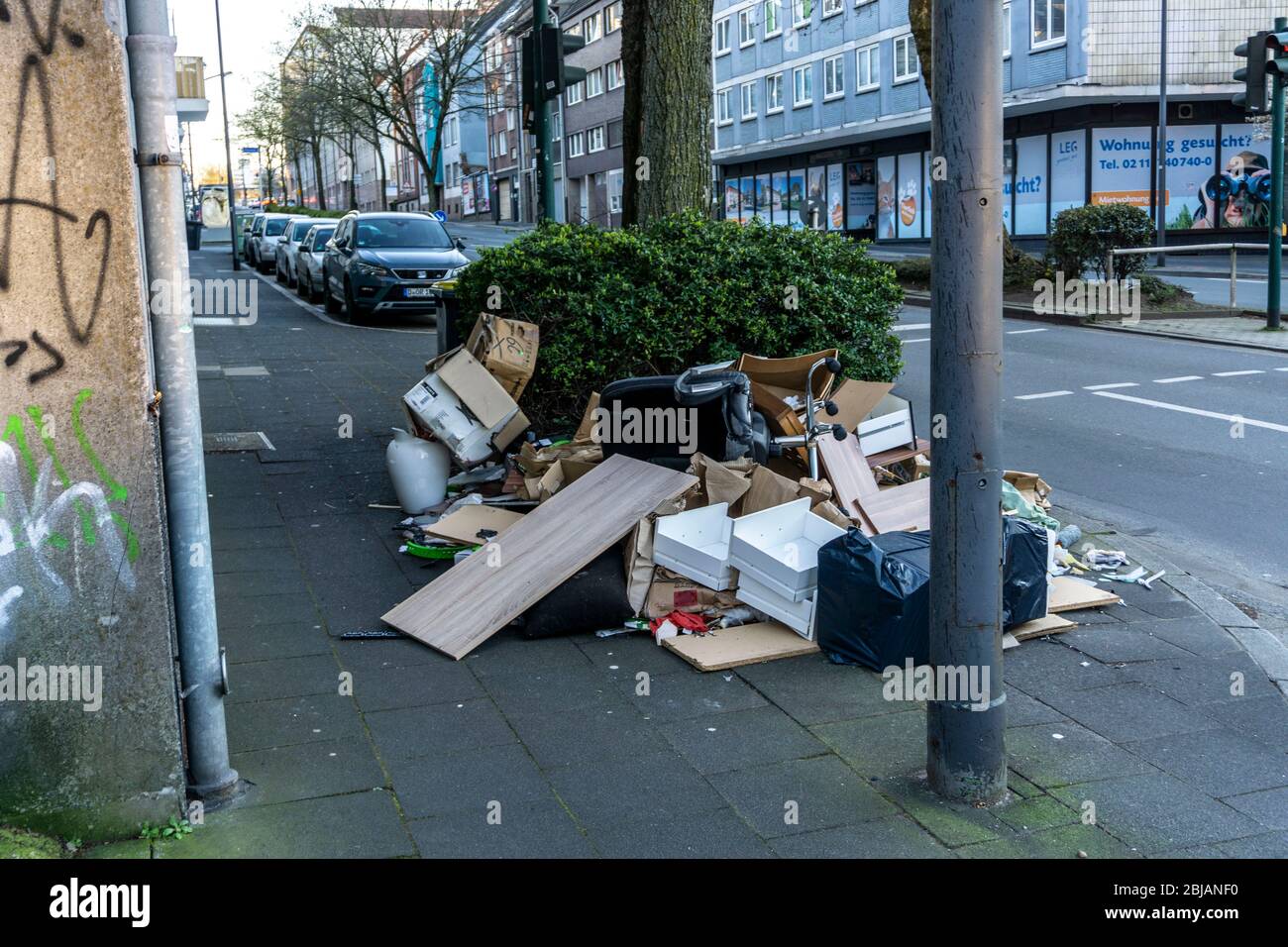 Déchets illégalement jetés, sur un trottoir, sans déchets volumineux, sur Bismarckstrasse à Essen, en Allemagne Banque D'Images