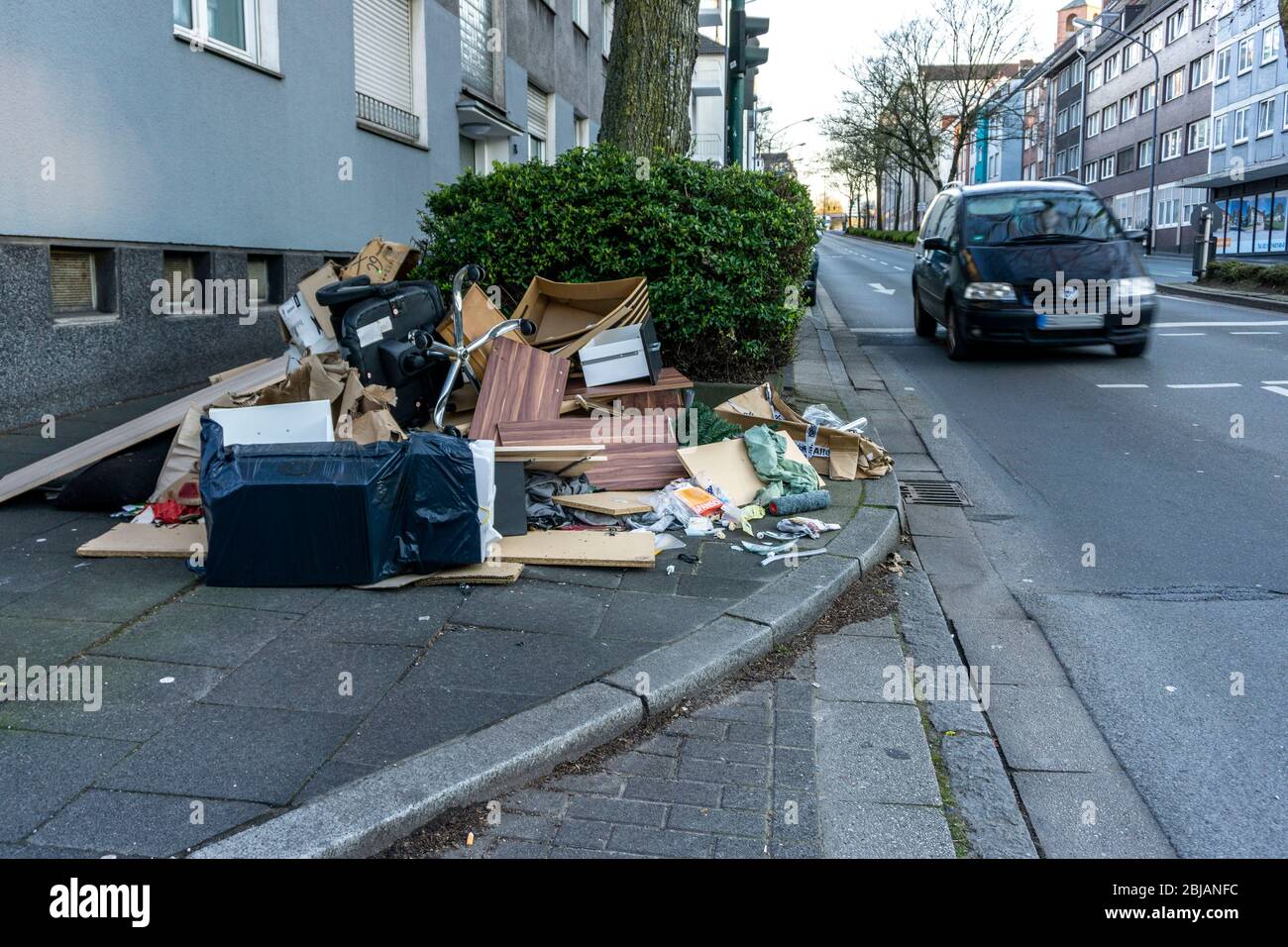 Déchets illégalement jetés, sur un trottoir, sans déchets volumineux, sur Bismarckstrasse à Essen, en Allemagne Banque D'Images