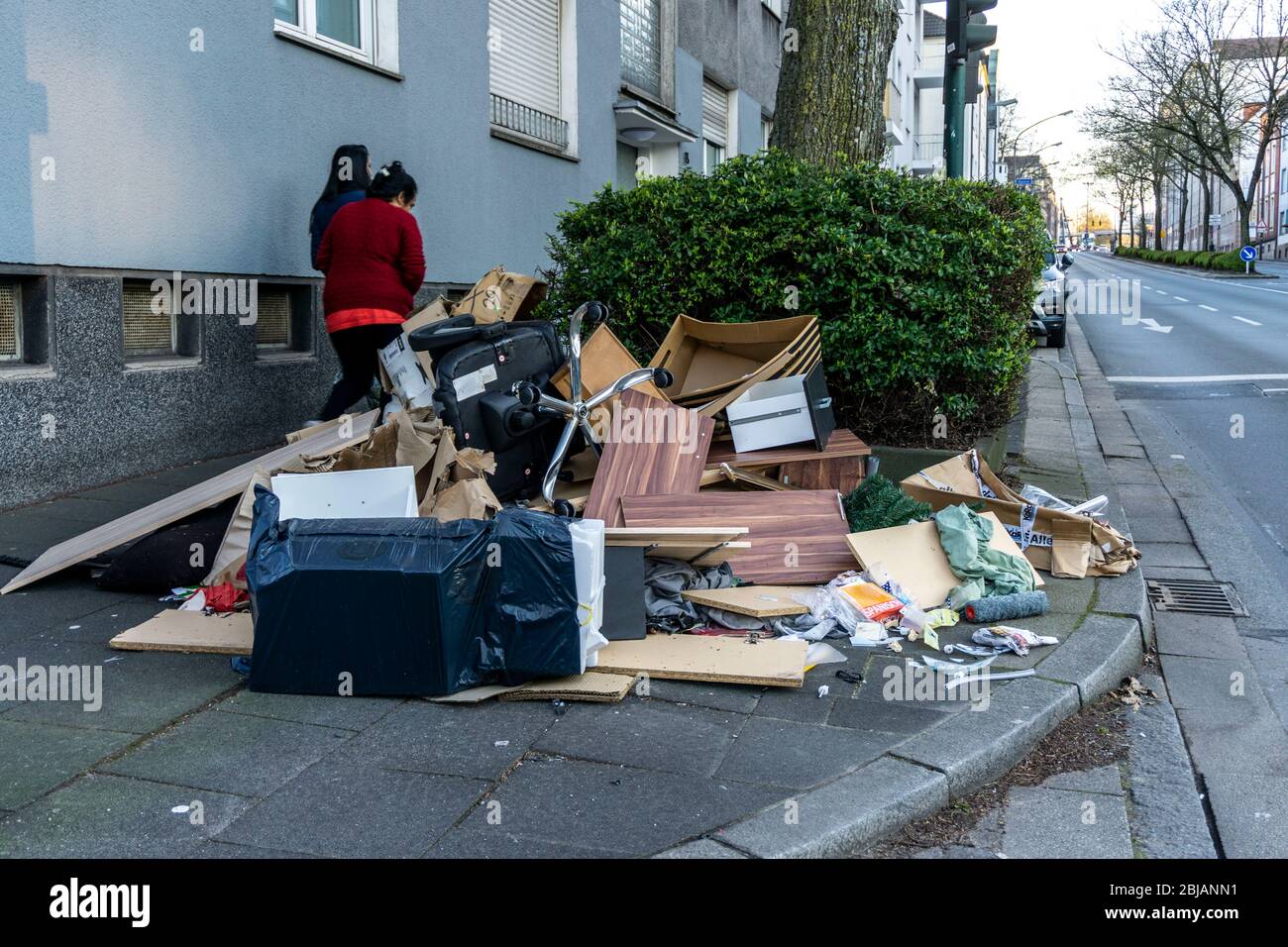 Déchets illégalement jetés, sur un trottoir, sans déchets volumineux, sur Bismarckstrasse à Essen, en Allemagne Banque D'Images