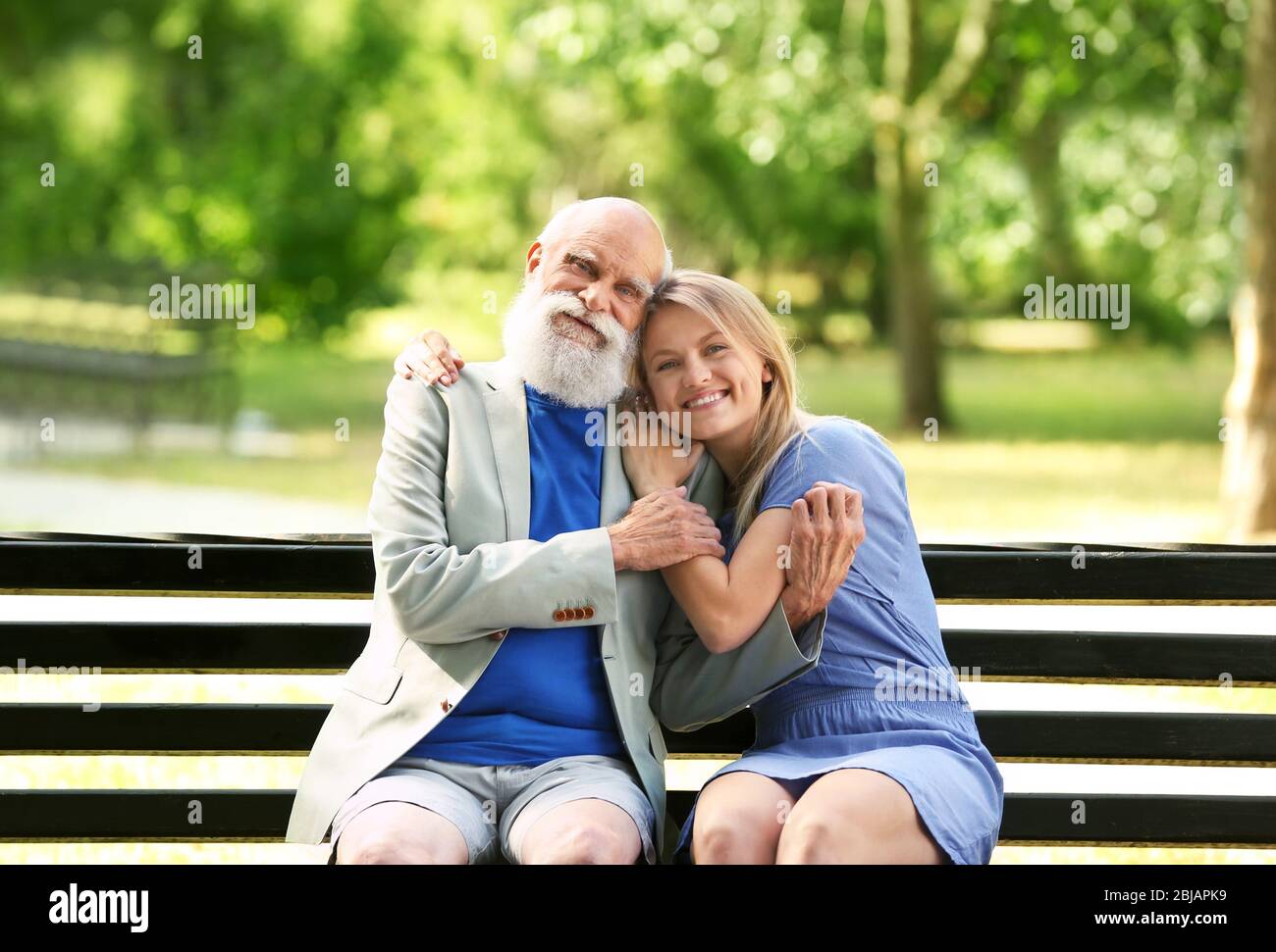 Grand-père et petite-fille assis sur un banc Banque D'Images