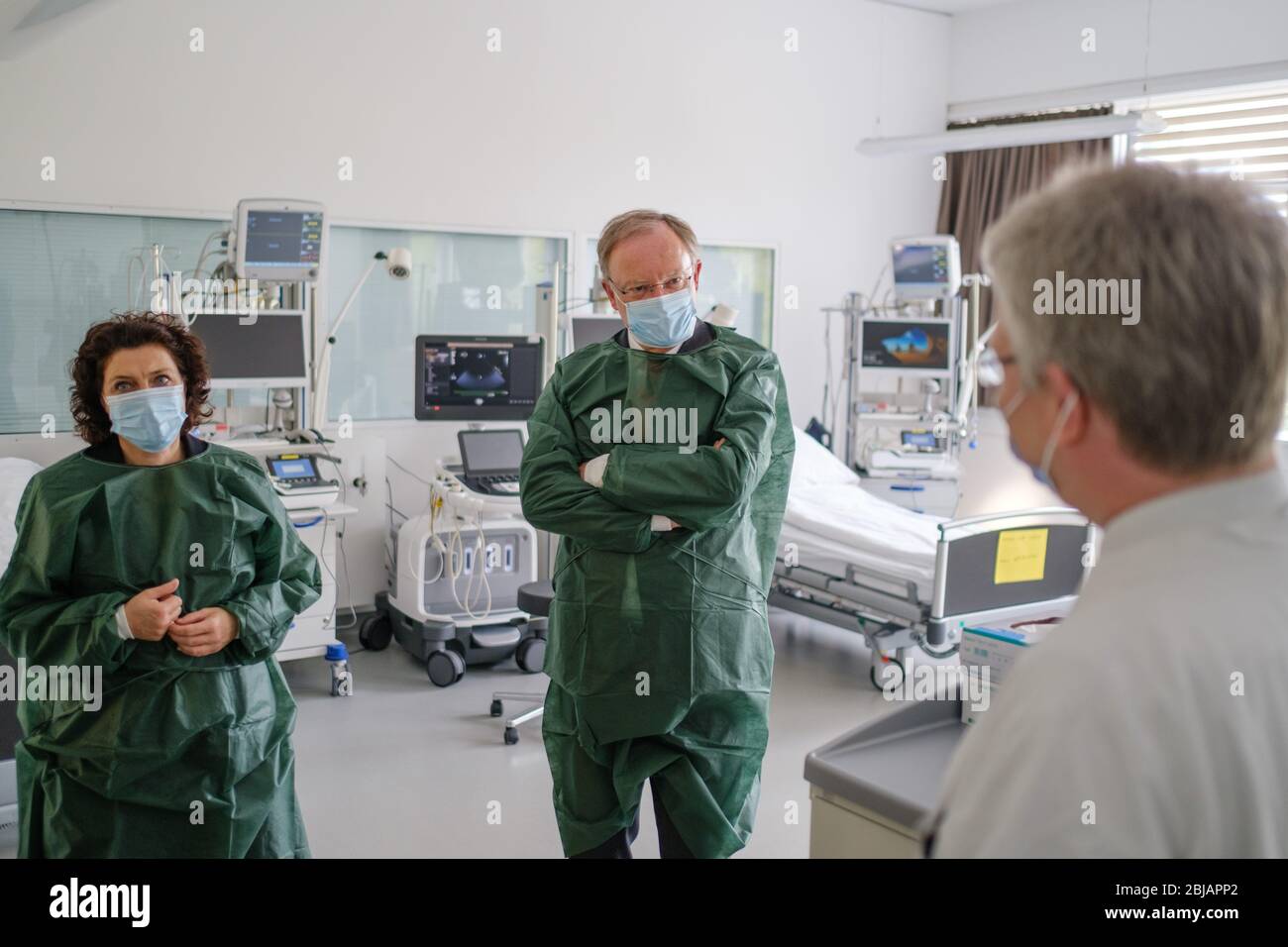 Hanovre, Allemagne. 28 avril 2020. CORRIGE LE NOM - Christoph Schindler (r), chercheur clinique au MHH, explique le ministre de la Santé de la Basse-Saxe Carola Reimann (l) et le Premier ministre de la Basse-Saxe Stephan Weil (les deux SPD) Lors de leur visite au Centre de recherche clinique (CRC) de l'École de médecine de Hanovre (MHH), le centre de recherche pour les études cliniques sur les vaccinations primaires. Crédit: OLE Spata/dpa/Alay Live News Banque D'Images