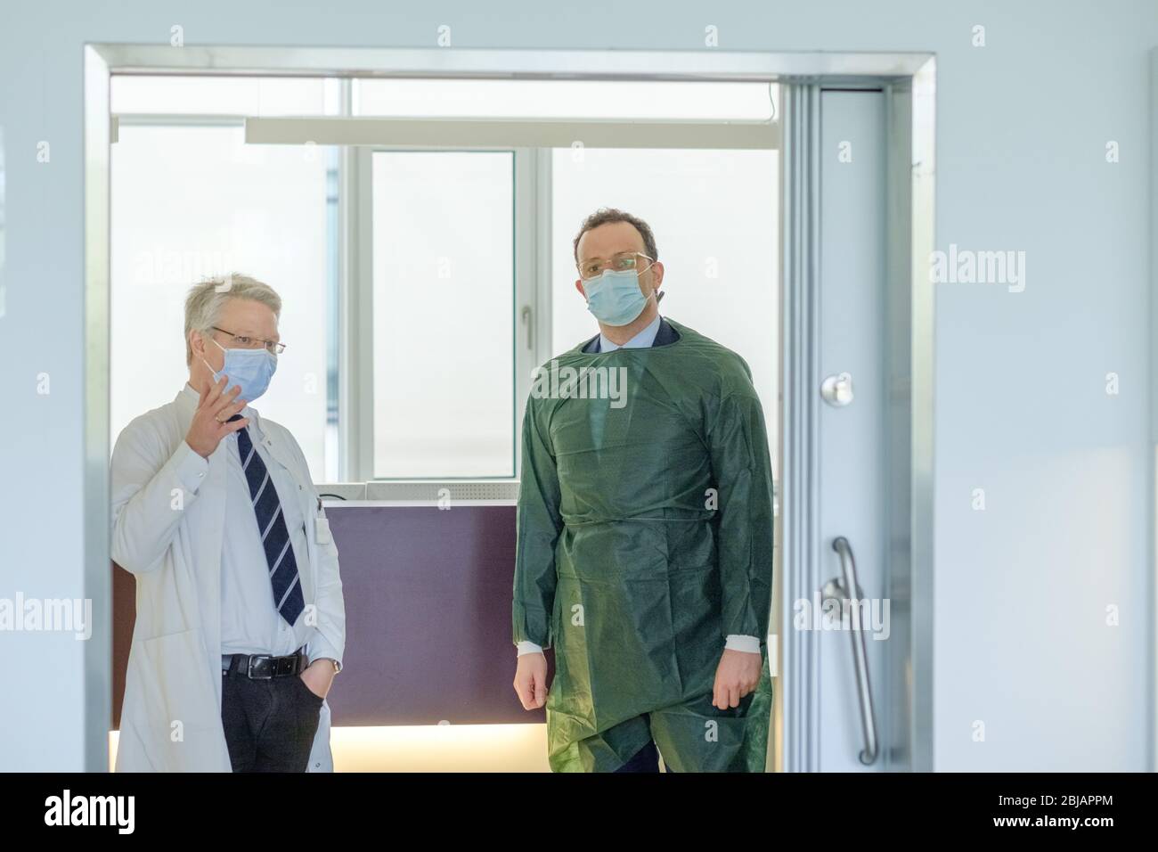 Hanovre, Allemagne. 28 avril 2020. Christoph Schindler (l-r), chercheur clinique au MHH, explique le ministre fédéral de la Santé Jens Spahn (CDU) lors de sa visite au Centre de recherche clinique (CRC) de l'École de médecine de Hanovre (MHH), le poste de recherche pour les études cliniques sur les vaccinations primaires. Crédit: OLE Spata/dpa/Alay Live News Banque D'Images