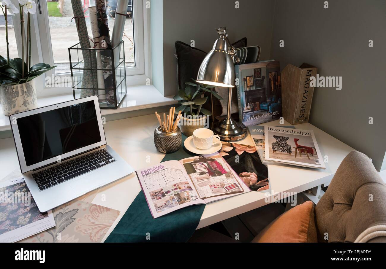 Magazines de décoration intérieure sur un bureau dans un bureau à la maison. Banque D'Images