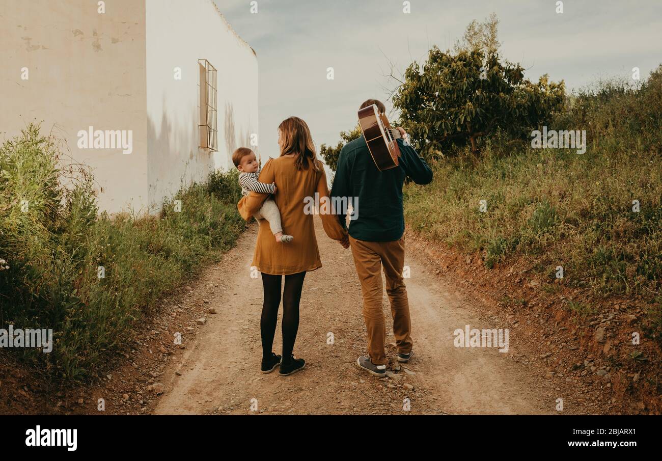 Homme Avec Un Bebe A La Main Banque D Image Et Photos Alamy