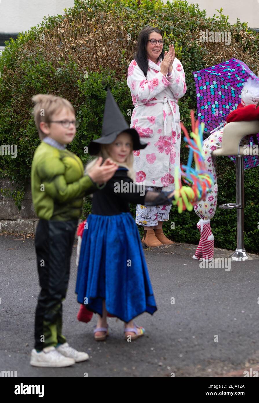 Les gens applaudissaient Tobias Garbutt, qui a la paralysie cérébrale et l'autisme, pendant qu'il marche le long de la rue en dehors de sa maison à Sheffield, dans le sud du Yorkshire. Tobias, neuf ans, qui ne peut pas se tenir debout ou marcher sans aide, s'inspire du capitaine Tom Moore et vise à réaliser un marathon sur ses promenades quotidiennes. Son objectif initial de financement de 500 £ pour l'hôpital pour enfants de Sheffield et l'école d'espaces a été dépassé et approche maintenant 15 000 £. Banque D'Images