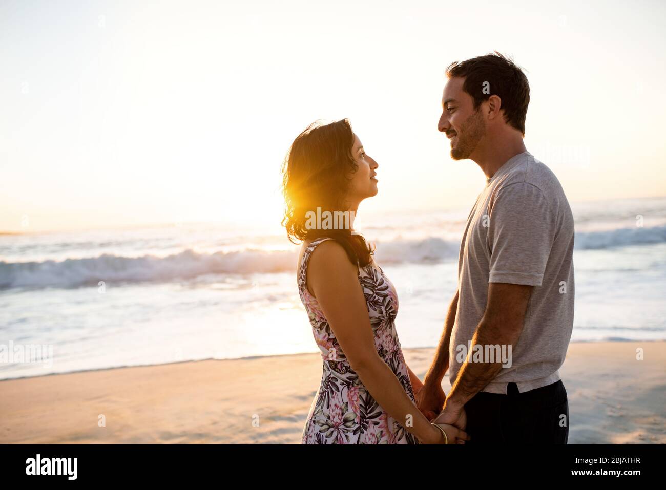 Couple aimant regardant les yeux de l'autre sur une plage Banque D'Images