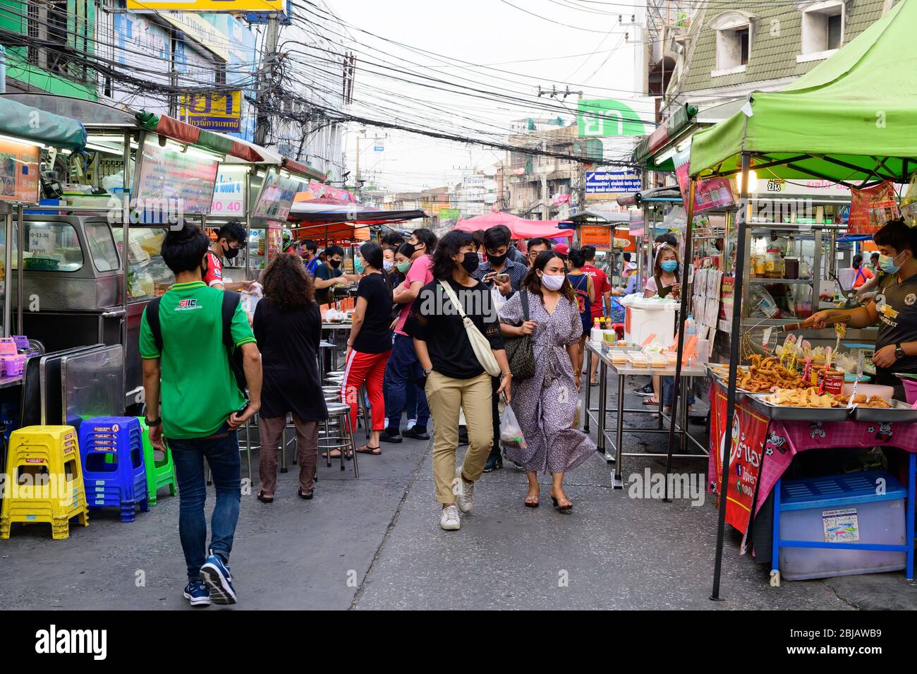 Les thaïlandais achètent de la nourriture pendant le verrouillage en raison de l'épidémie de virus Covid 19 au marché Chok Chai 4 Banque D'Images