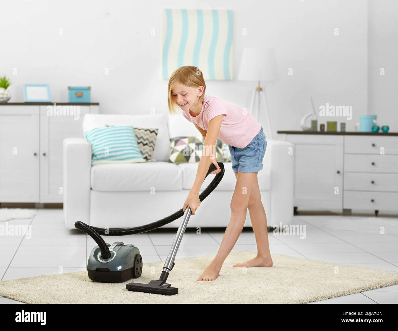 Petite fille passer l'aspirateur avec hoover Photo Stock - Alamy