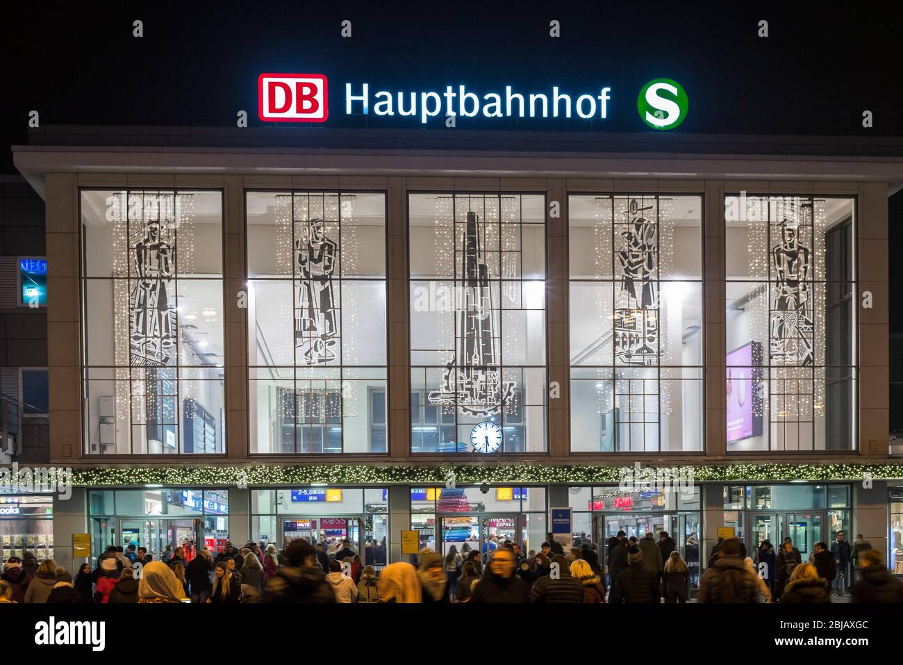 Dortmund hauptbahnhof la nuit Banque de photographies et d’images à