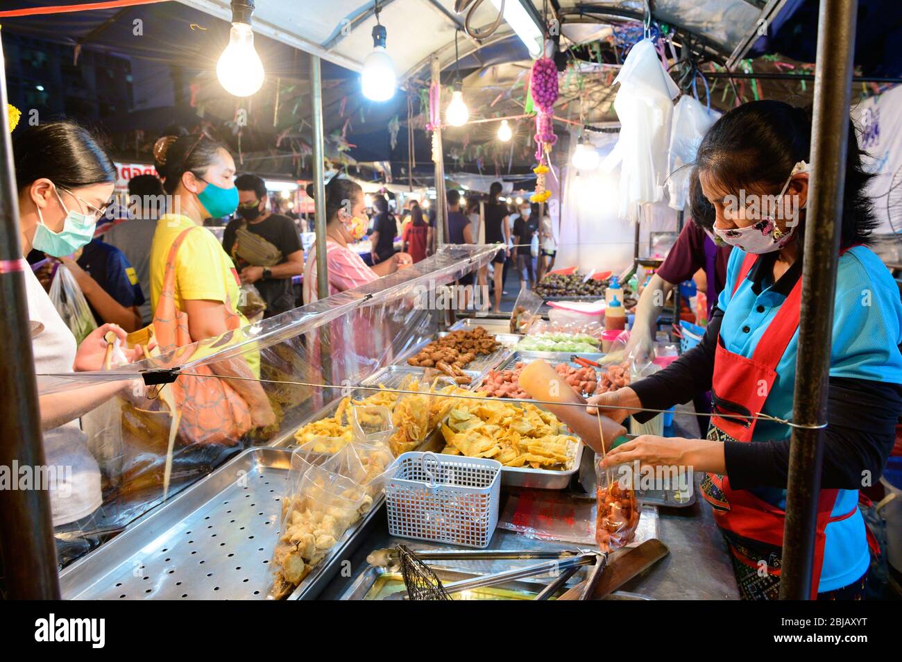 Les thaïlandais achètent de la nourriture pendant le verrouillage en raison de l'épidémie de virus Covid-19 Banque D'Images