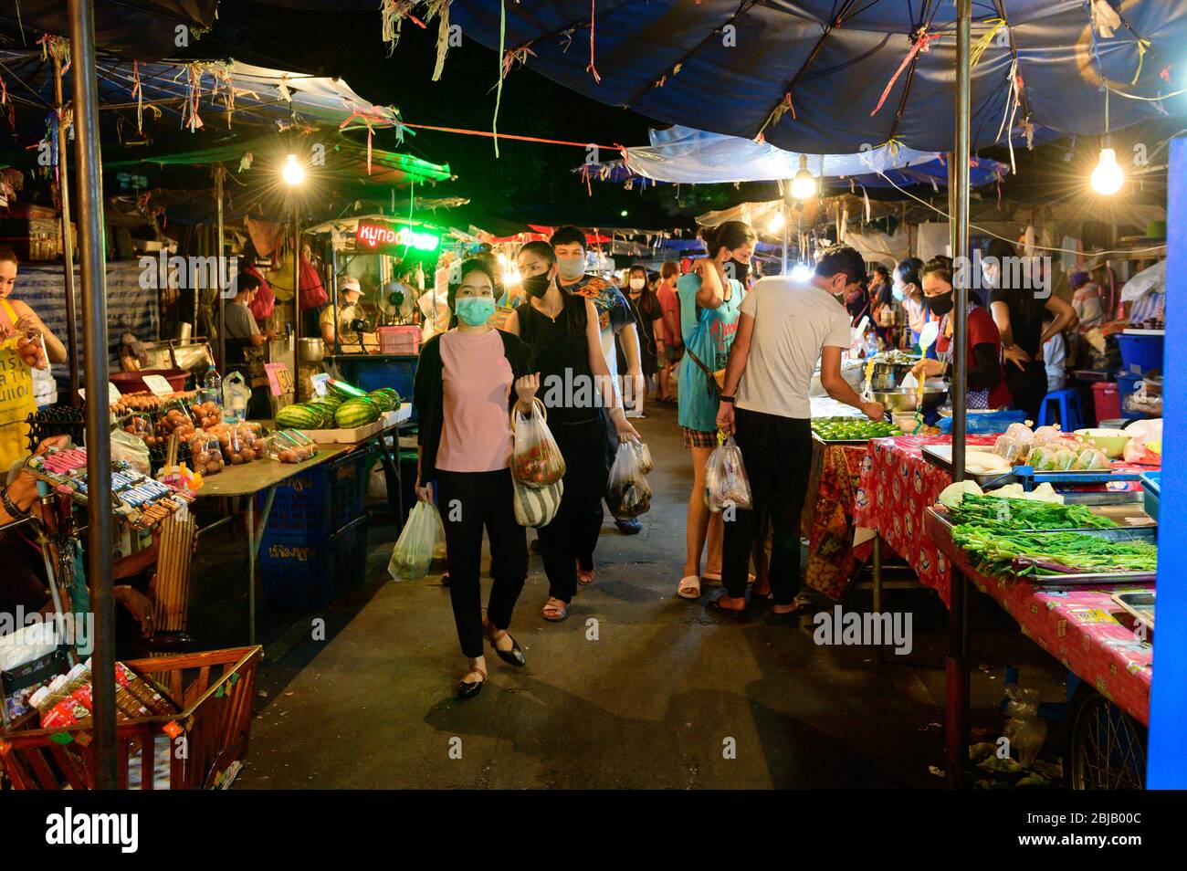 Thaïlandais sur le marché frais en raison de l'épidémie de virus Covid 19 Banque D'Images