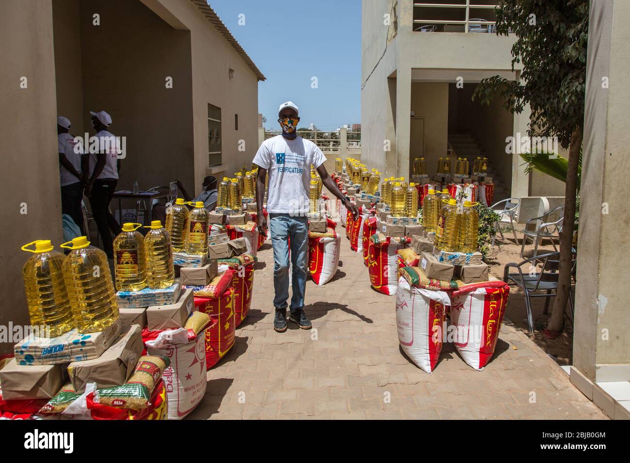 Dakar, Sénégal. 28 avril 2020. Les travailleurs municipaux préparent des kits d'aide alimentaire dans un centre de distribution situé à Pikine, au Sénégal, le 28 avril 2020. Le gouvernement sénégalais a lancé mardi une opération de distribution de l'aide alimentaire pour aider 1 million de ménages vulnérables touchés par la COVID-19. Jusqu'à présent, le Sénégal a signalé 823 cas confirmés de COVID-19, dont 9 décès et 296 cas de guérison, depuis l'apparition de la pandémie dans le pays le 2 mars. Crédit: Eddy Peters/Xinhua/Alay Live News Banque D'Images